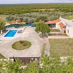 San Antonio With Private Swimming Pool וודניאן